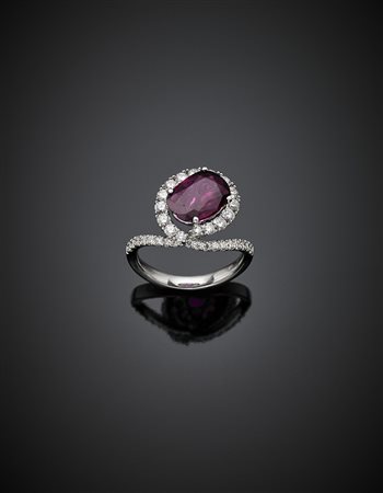 Anello in oro bianco con rubino di ct. 1,70 e diamanti per complessivi ct....