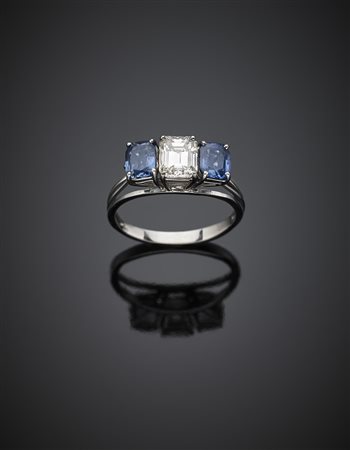 Anello in oro bianco con un diamante centrale rettangolare di ct. 1,33 circa...