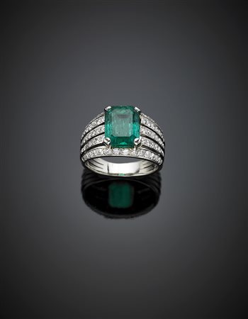 Anello in oro bianco e diamanti rotondi per complessivi ct. 1,50 circa, al...