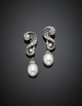 Orecchini pendenti smontabili in oro bianco e diamanti per complessivi ct....