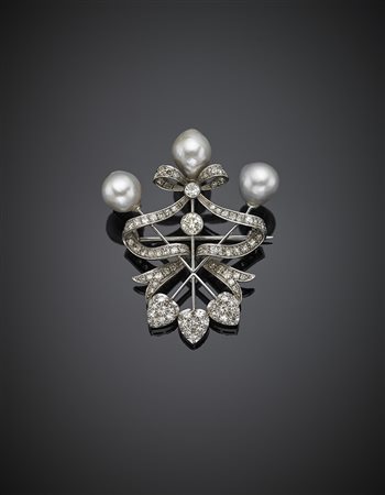 Spilla a nastri e frecce incrociati in oro bianco, con diamanti rotondi e...