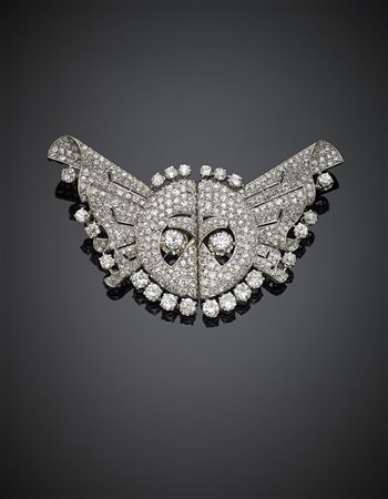 Broche in platino e oro bianco divisibile in due clip a guisa di nastri e...