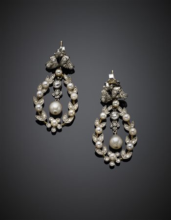 Orecchini pendenti in oro giallo e platino con diamanti per complessivi ct....