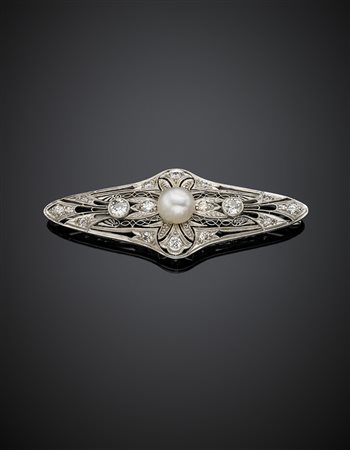 Broche traforata in oro bianco con diamanti rotondi per complessivi ct. 1,60...