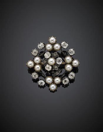 Broche in oro giallo e argento con diamanti a cuscino per complessivi ct....