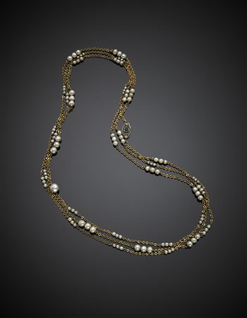 Lunga catena in oro giallo con perle naturali d'acqua salata leggermente...