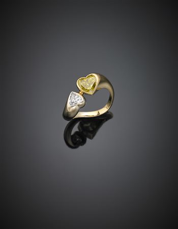 Anello a contrarié in oro giallo con un diamante a cuore di ct. 0,63 circa e...