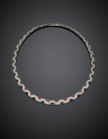 Collier modulare lievemente a scalare in platino rifinito con onice, corallo...