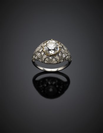 Anello in platino con diamante centrale rotondo taglio vecchio europeo di ct....