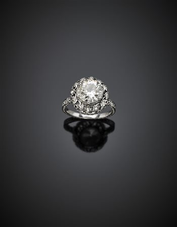 BUCCELLATIAnello traforato in platino con diamante centrale di ct. 1,90...