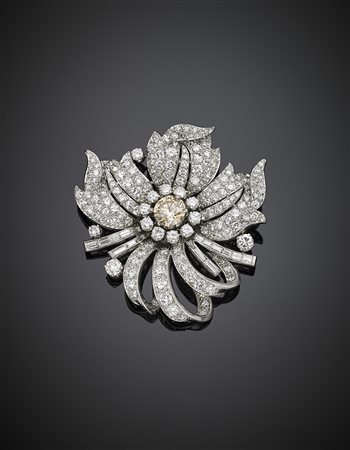 Spilla floreale in oro bianco e diamanti per complessivi ct. 10,61 circa e al...