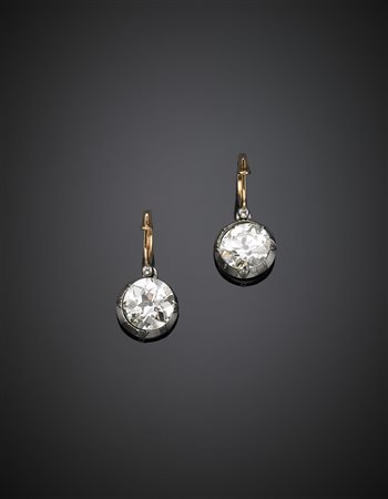 Orecchini pendenti in oro bianco e giallo con diamanti rotondi di ct. 3,37 e...