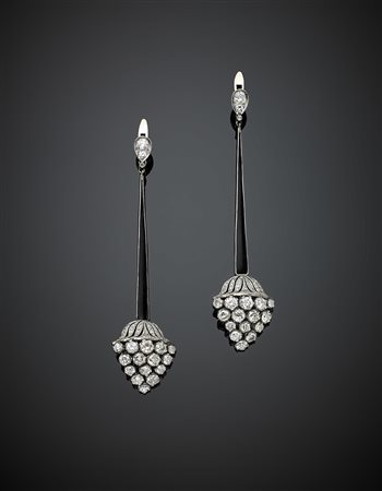 Orecchini pendenti in platino con chiusura in oro giallo rifiniti in diamanti...