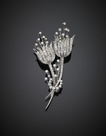 Spilla a guisa di cardi in oro bianco e diamanti, g 20,43, lungh. cm 7,70,...