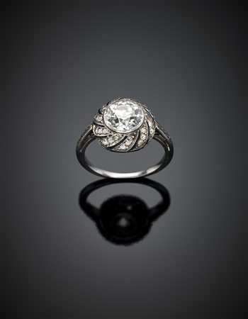 Anello in platino cesellato con diamante centrale di ct. 2,40 circa rifinito...