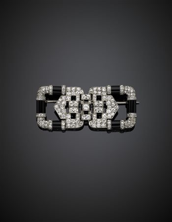 CHAUMETBroche Decò in platino, diamanti rotondi per complessivi ct. 8 circa e...