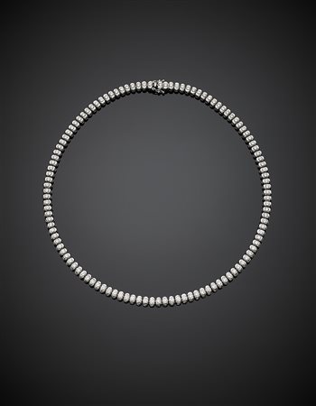 Collier in oro bianco e diamanti rotondi per complessivi ct. 12 circa, g...