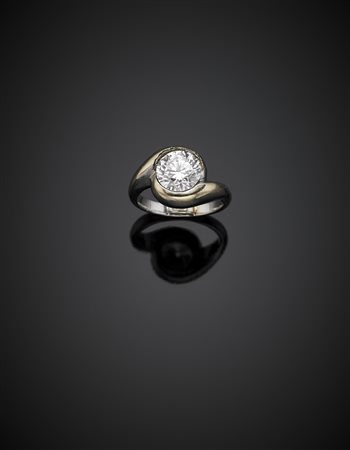 Anello in oro bianco con diamante rotondo taglio a brillante di ct. 2,04, g...