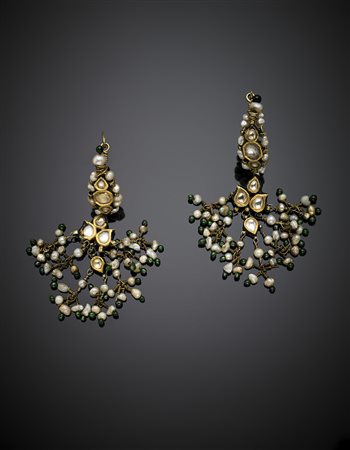 Orecchini pendenti a nappa in oro giallo e metallo con pietre incolori,...