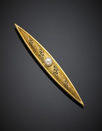 Spilla a barretta, traforata e cesellata in oro giallo con perla coltivata...