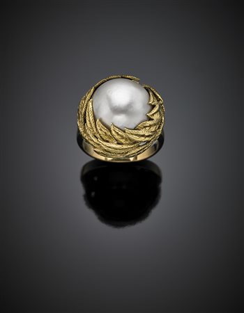 Anello in oro giallo con foglie e perla mabè, g 14,85 misura 20/60....