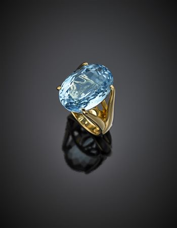 *Anello in oro giallo e topazio azzurro ovale di ct. 23 circa, g 14,95 misura...