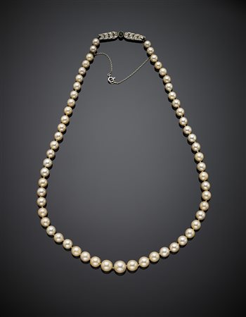 Collier di perle a scalare, chiusura rifinita con diamanti e smeraldo, g...