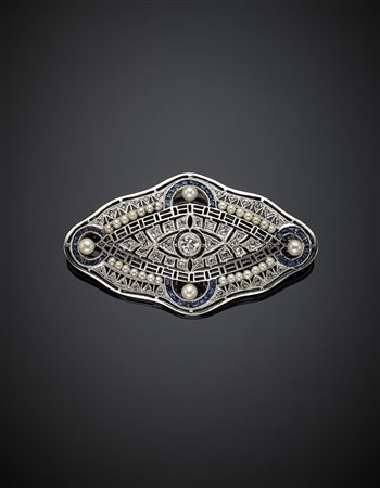 Spilla in oro bianco traforato, diamanti, perle e zaffiri calibré, g 13,42,...