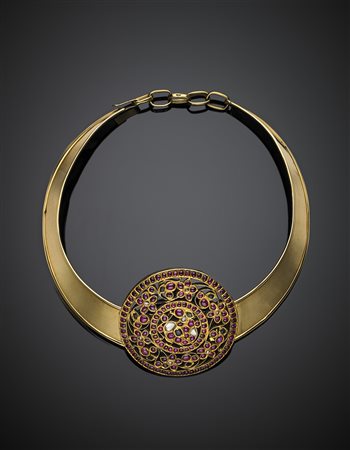 MISANICollier rigido in oro giallo con centrale trasformabile in spilla a...