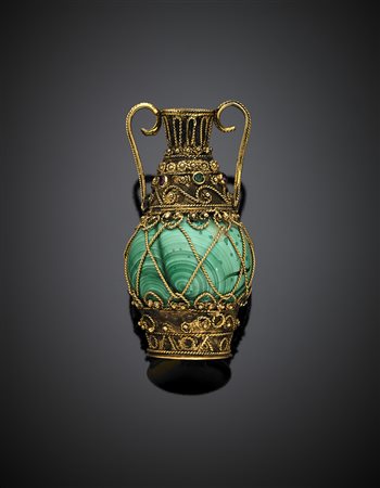 Vaso in oro giallo cesellato e malachite, g 71,37, lungh. cm 6, largh. cm 3...