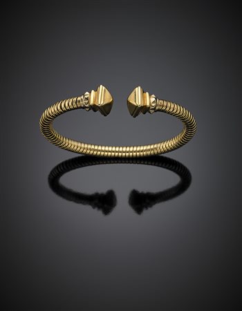 Bracciale rigido a tubogas in oro giallo, g 30,99, diam. cm 6,3. Marcato 104...