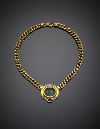 Collier in oro giallo e bianco con al centro un grande vetro artificiale...