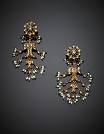 Orecchini pendenti di gusto indiano a guisa di fiori con pesci e nappe in oro...