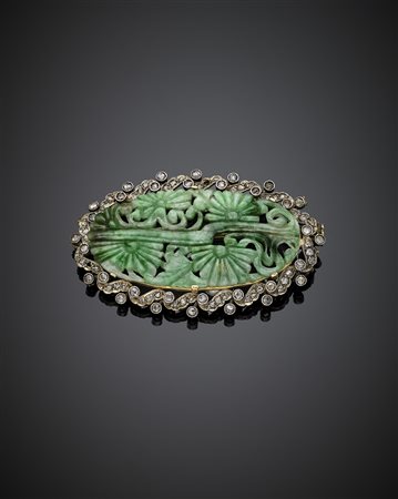 Broche ovale in oro giallo e argento, diamanti a mezza rosetta e al centro...