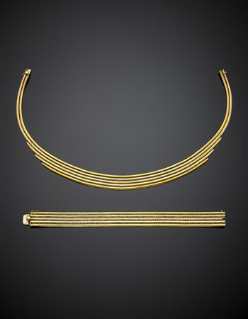 Demi-parure in oro giallo, bianco e rosa a maglia piatta, composta da collier...