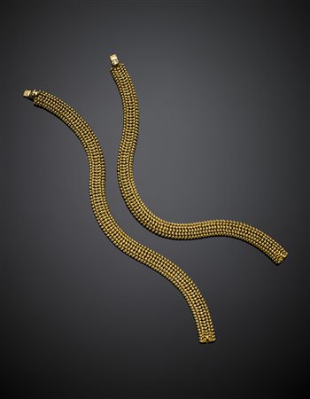 Coppia di bracciali "à pelouse" in oro giallo, g 67,75, lungh. cm 18,50...