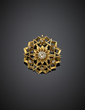 Spilla in oro giallo e smalti neri con diamante centrale di ct. 1,18 circa e...