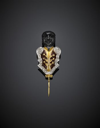 Spillone a guisa di moro in oro giallo, bianco ed ebano. Rifinito con...