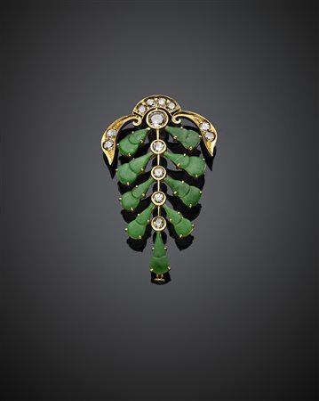 Spilla in oro giallo, giada e diamanti g 7,87, lungh. cm 5,5, largh. cm 3,3...