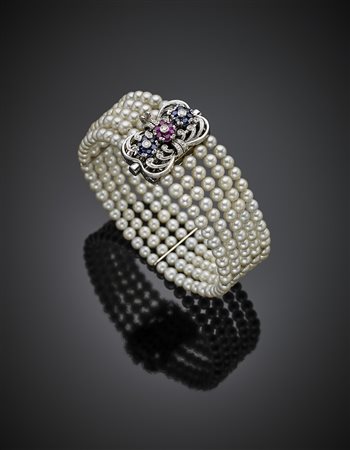 Bracciale elastico multifili in perle di mm 4 circa, la chiusura rifinita con...