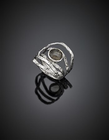 A. MINOTTOAnello in oro bianco con quarzo rotondo a mezza rosetta, g 6,8...