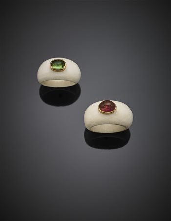 Due anelli in osso, pasta vitrea verde e tormalina cabochon, dettagli in oro...