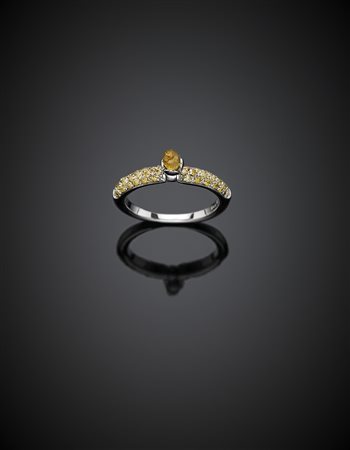 *DI GREGORIOAnello in oro bianco con pavé di diamanti yellow sul gambo per...