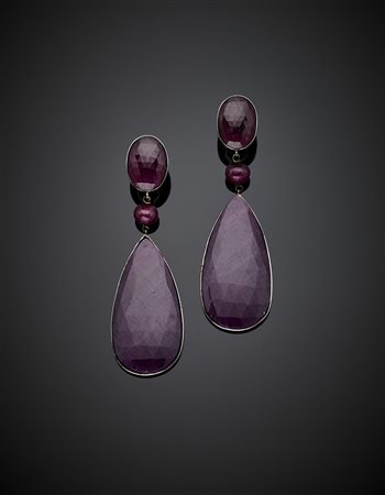 Orecchini pendenti a goccia in oro rodiato nero e radici di rubino, g 28,11,...