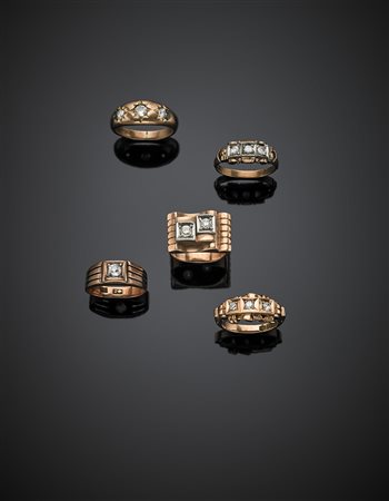 Cinque anelli in oro 333/1000 e diamanti di tagli diversi, complessivi g...