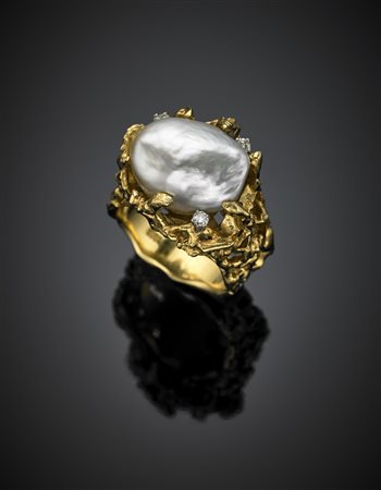 Anello in oro giallo, perla barocca coltivata e diamanti, g 19,35 misura...
