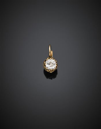 Orecchino in oro giallo con diamante a cuscino di ct. 0,65 circa, g 1,02,...