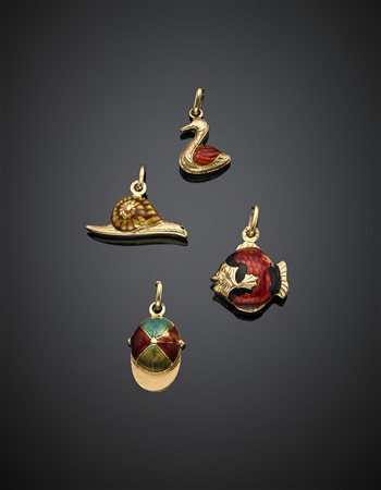 Lotto di quattro charms in oro giallo e smalti, g 6,35. (difetti)-ENLot of...
