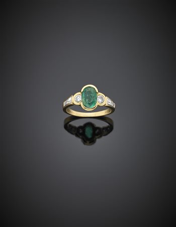 Anello in oro giallo con smeraldo ovale, diamanti rotondi e tapered, g 3,19...
