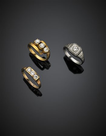 Tre anelli in oro giallo e bianco con diamanti di tagli diversi, complessivi...